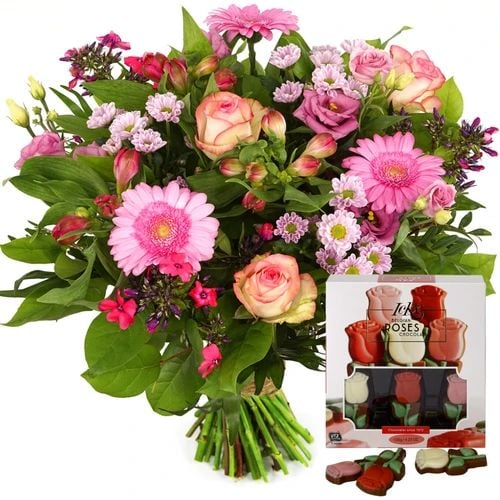 Festive bouquet of flowers + roses and chocolate (Medium pink bouquet Box 120 grams Chocolate roses)