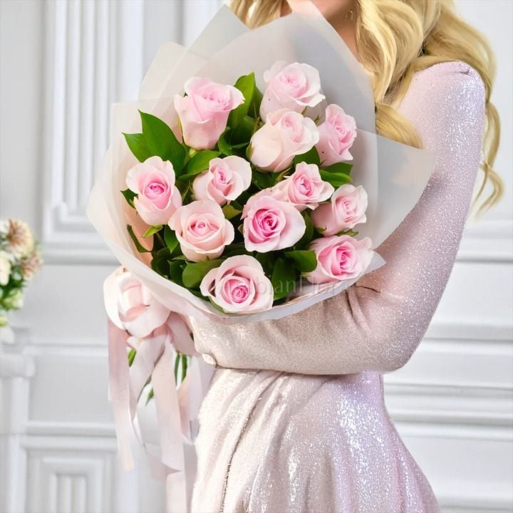 12 Pink Roses Bouquet (Classic)
