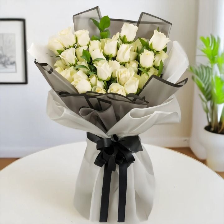 Bouquet of 30 White Roses (Classic)