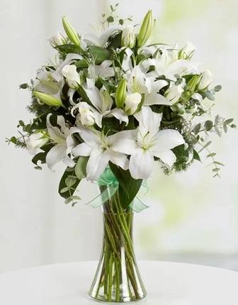 Lilium and white roses in vase