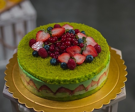 STRAWBERRY CAKE WITH PISTACHIO CREAM