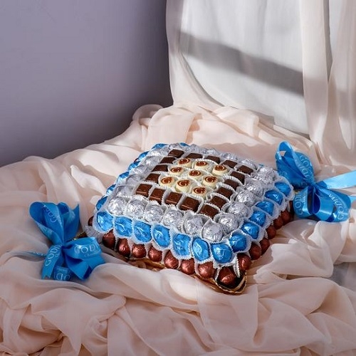 MEDIUM SQUARE TRAY WITH CHOCOLATE