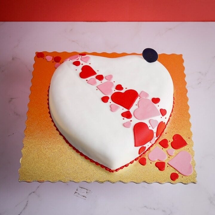 Love Art Ribbon Cake
