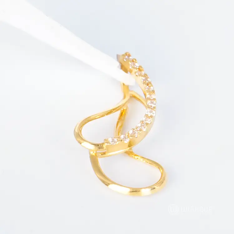 22kt Gold Petals Pendant With Zercone