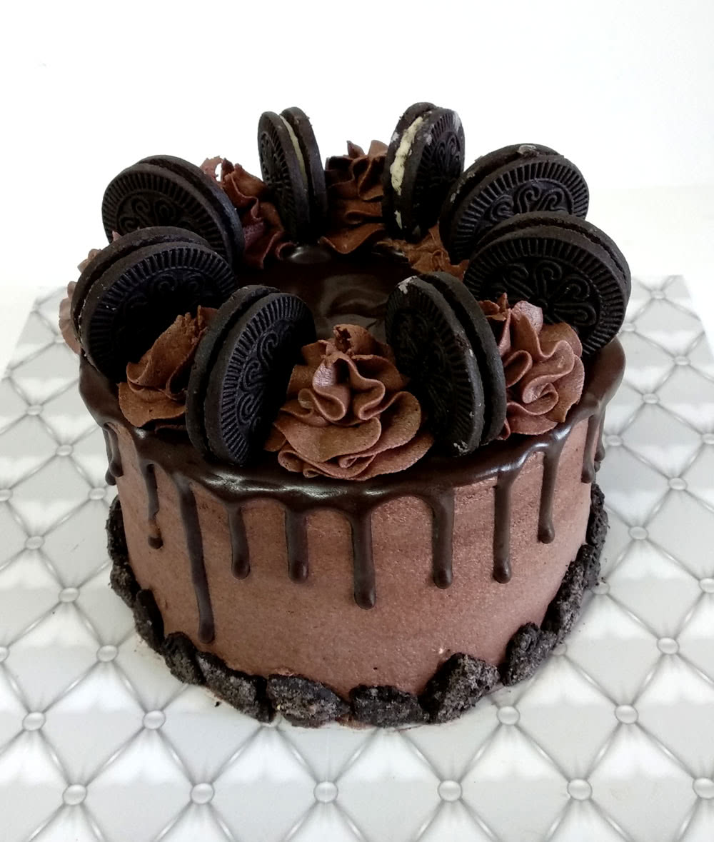 Chocolate Cookies ‘N Cream (Six inch)