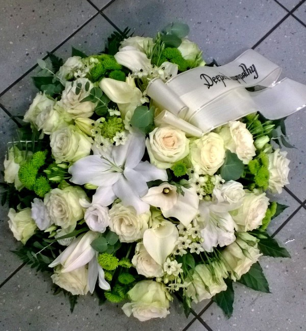 Round-shaped arrangement of white and green flowers: Lilys, Callas, Roses etc