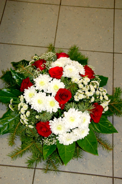 Round-shaped funeral arrangement: red roses and white chrysantemums