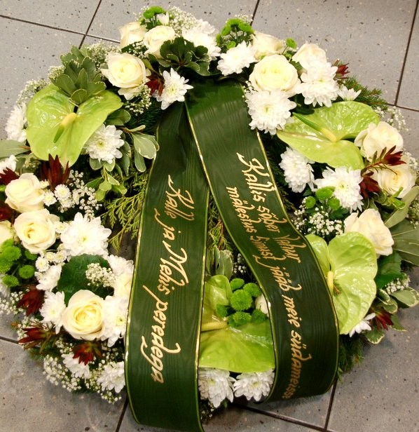 Wreath with white and creamy flowers: Lilys, Roses, Orchids