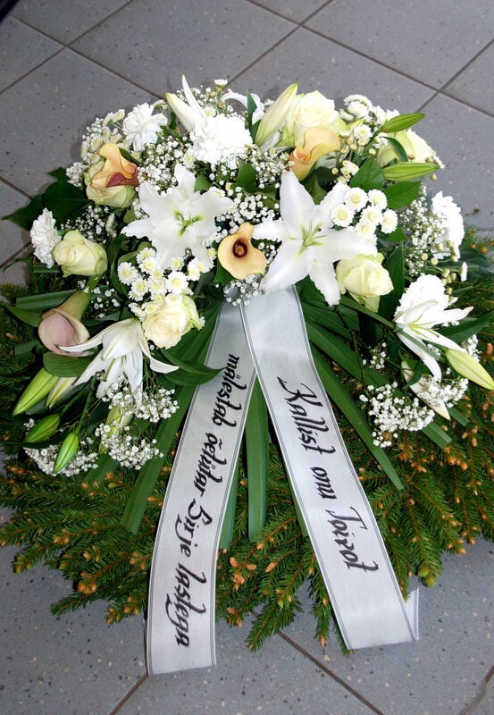 Wreath with white flowers: Lilys, Roses, Callas-2