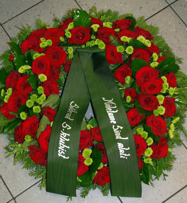 Wreath with red roses