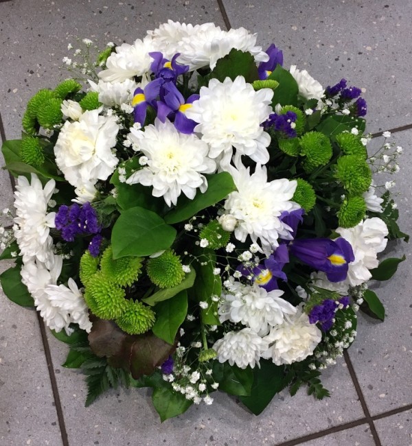 Round-shaped arrangement: Irises, green and white chrysanthemums