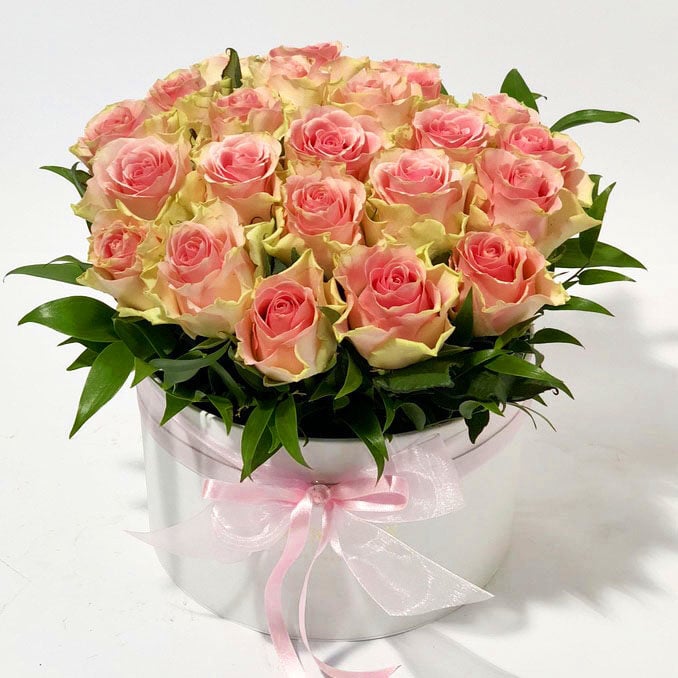 Pink Roses in a round giftbox (Premium)