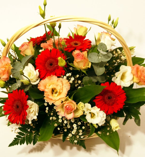 Flower basket in pink and red tones