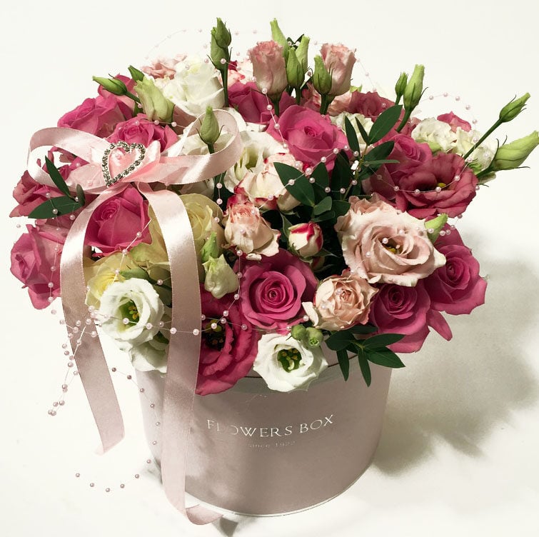 Fabulous arrangement: pink and white Roses and Lisianthus in a round flower box