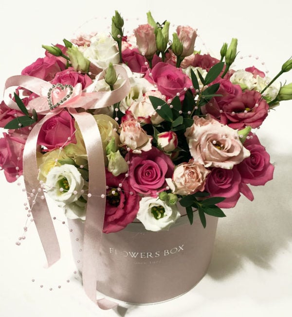 Fabulous arrangement: Pink and white Roses and Lisianthus in a round flower box