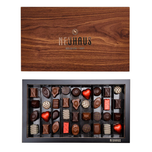 Hosting Box + 1 Lb Classic Ballotin
