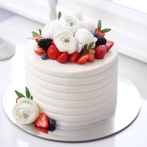 White Rose And Berry Cake (1 KG)