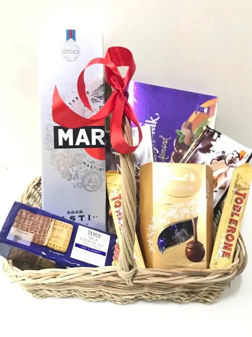 https://cdn11.bigcommerce.com/s-s00dfko9/images/stencil/{:size}/products/557/2165/Chocolates_Basket_Manila__04232.1629350970.jpg?c=2