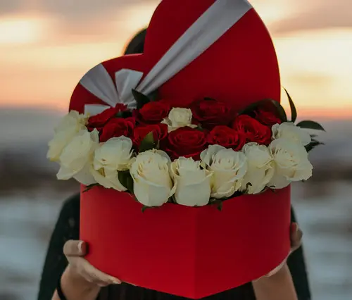 https://cdn11.bigcommerce.com/s-s00dfko9/images/stencil/{:size}/products/256/2179/boxed-flowers-heart__85336.1648553679.jpg?c=2