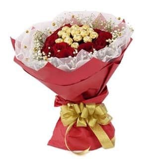 Dainty Rocher - Flowers & Chocolate Bouquet (Dainty Rocher - 12 Roses and 9 Rochers - Chocolate Bouquet)