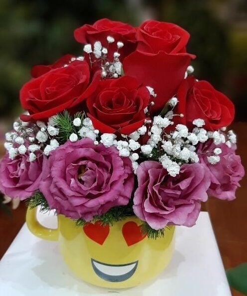 Bowl With Roses And Lisianthus
