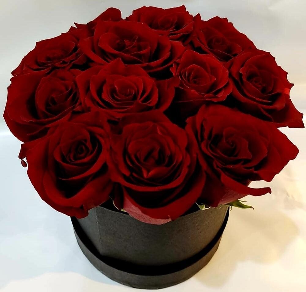 Round box of 12 IMPORTED Roses