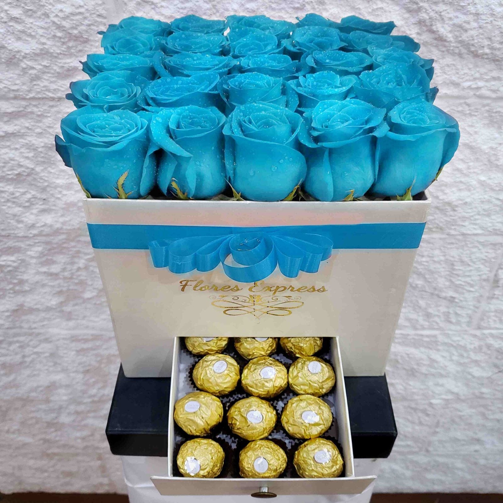 BOX 25 LIGHT BLUE ROSES w/ FERRERO ROCHER