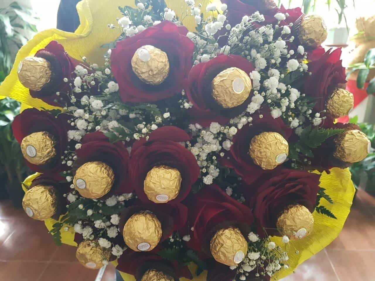 IMPORTED ROSES SET WITH FERRERO