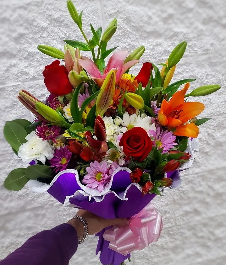 Bouquet surtido redondo con rosas