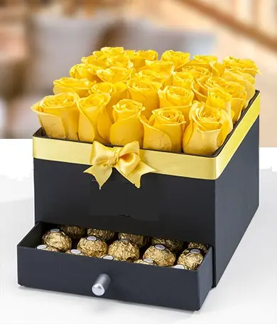 CAJA CON 25 ROSAS AMARILLAS Y CAJON SORPRESA CON FERRERO