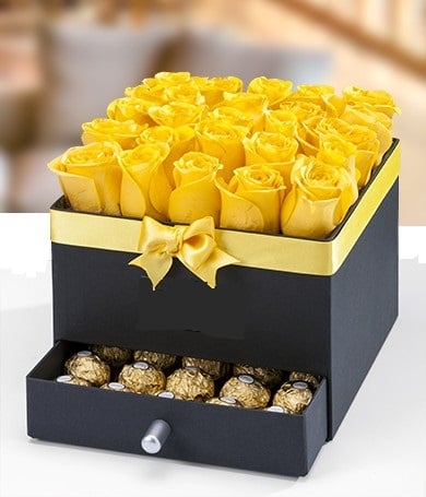 BOX WITH 25 YELLOW ROSES AND SURPRISE BOX WITH FERRERO