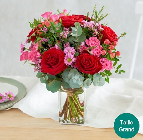 Rose petals and their free vase (Normal)