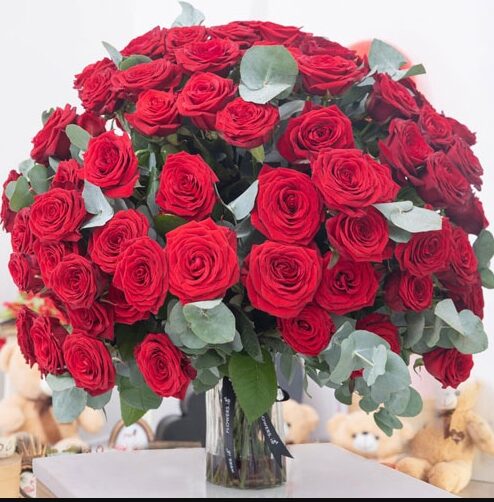 100 Red Roses In Vase