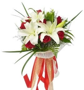 Blooming Hand Bouquet (15 Roses)