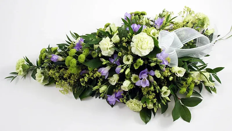 Hautavihko, vihreä neilikka ja eustoma