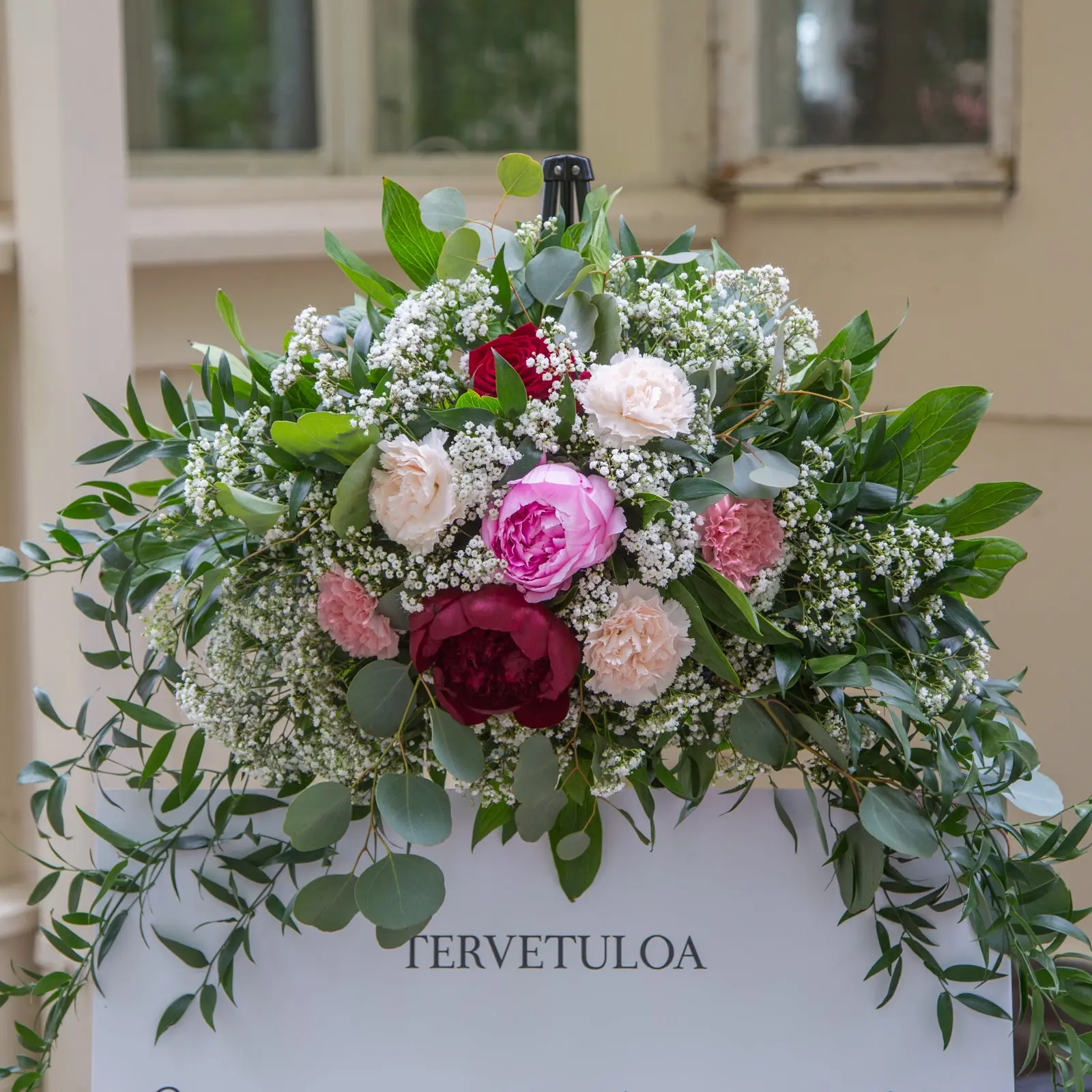 Tervetuliaskyltin kukitus