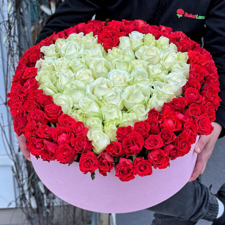 151 rose mix in a heart-shaped hat box (Usual)