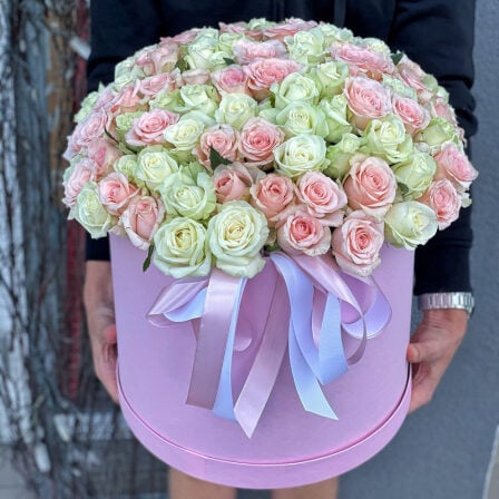 101 roses mix white and pink in a hat box (Usual)