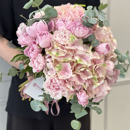 Designer bouquet in delicate tones with a vase (Usual)