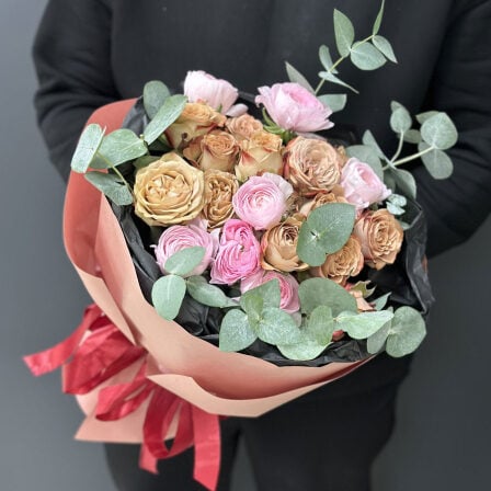 Designer bouquet with ranunculus and bush rose (Usual)