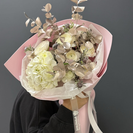 Bouquet of flowers with hydrangea and ranunculus (Usual)