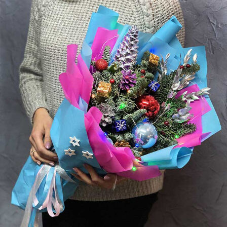 Winter Bouquet With A Garland Christmas Mood
