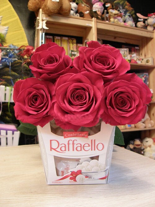 Bouquet Of 5 Red Roses &Chocolates Box Raffaello