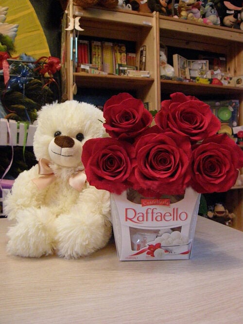 Bouquet Of 5 Red Roses, Chocolates &Teddy Bear