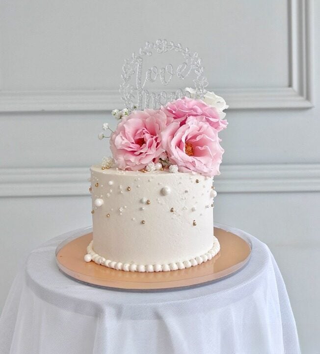 Mini Cake With Sweet Roses For Mom (1/4 LB)