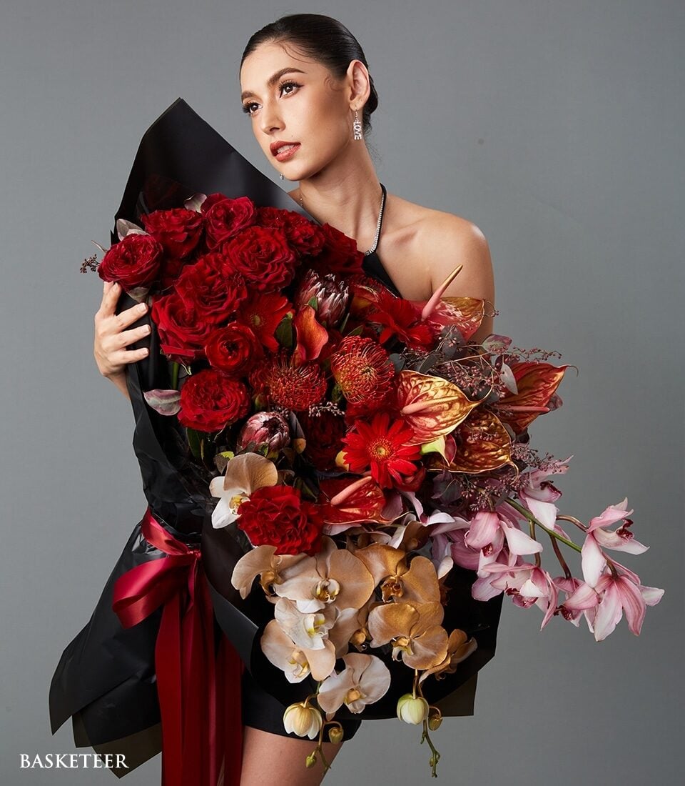 Luxurious Scarlet Flowers Bouquet