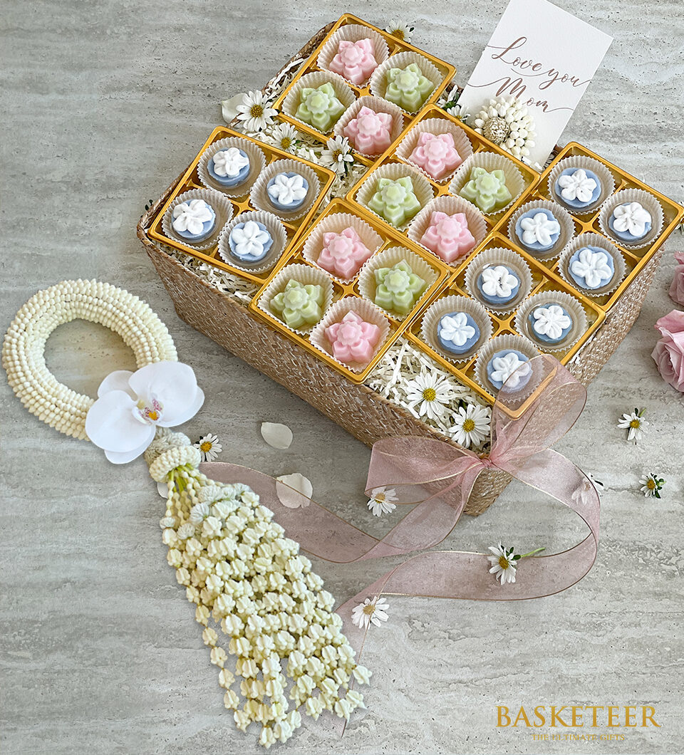 Fresh Garland & Thai Dessert Gifts Basket