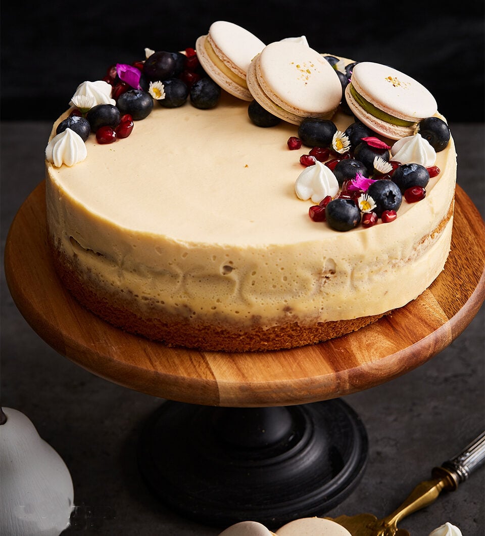 Vanilla Butter Cream Cake with Maccaron and Berry