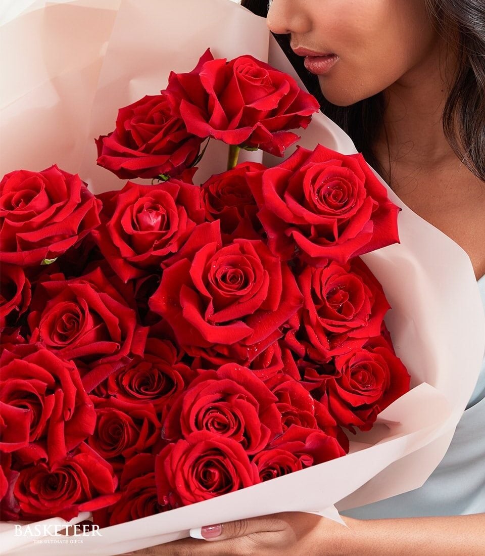 Discovery in Every Petal Explorer (S ( 20 Stem of Maine Roses ))