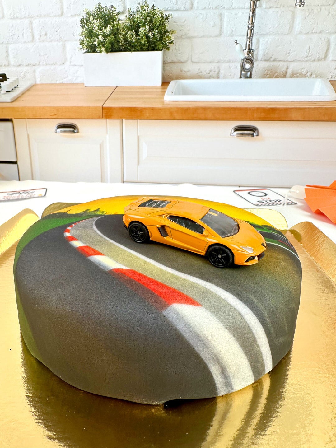 Toy car on cake - Lamborghini (Small (18cm (6 Servings)))